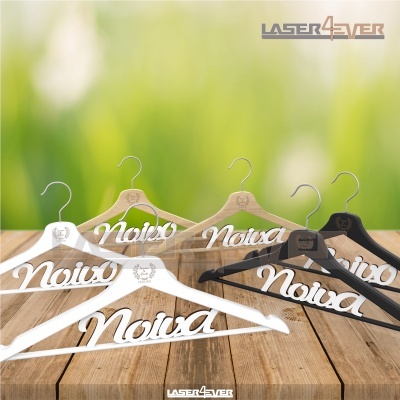 Cabides para noiva em madeira com texto branco Noiva e fundo verde desfocado