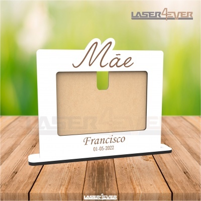 Moldura em madeira branca com texto personalizado para fotografia