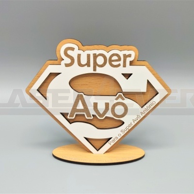Placa decorativa de madeira gravada com 'Super Avô' em formato de escudo