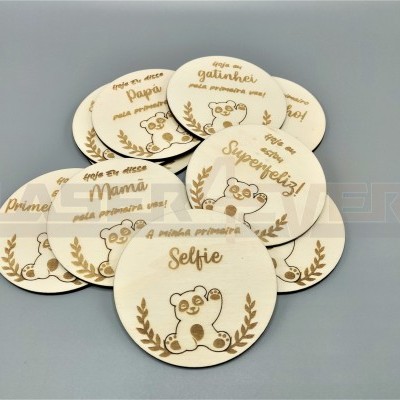 Discos redondos em madeira clara com gravuras de ursinho e texto em português