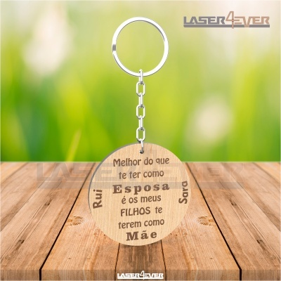 Porta-chaves redondo em madeira com texto gravado e corrente metálica