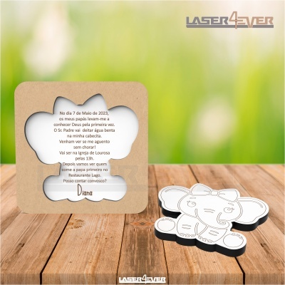 Convite em forma de borboleta com texto sobre batizado e figura de elefante em papel