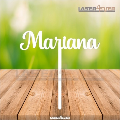 Topo de bolo em acrílico branco com o nome 'Mariana'