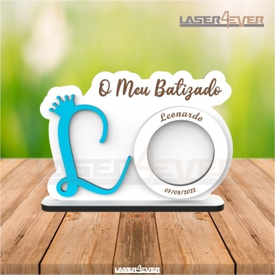 Decoração de batizado com cadeira azul e texto personalizado em acrílico