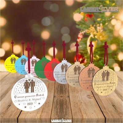 Bolas de Natal em madeira com gravação personalizada e cabos vermelhos