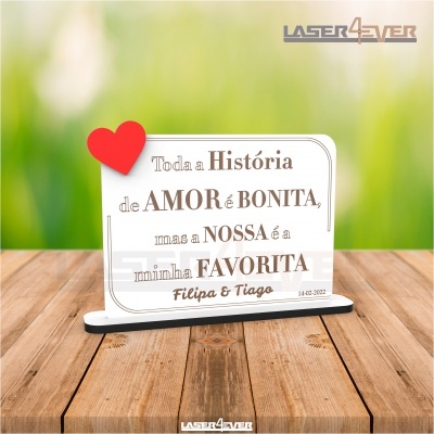 Placa decorativa em acrílico transparente com texto gravado e coração vermelho sobre base preta