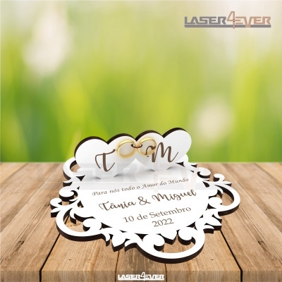 Mensagem de mesa de casamento em papel branco com texto e iniciais douradas