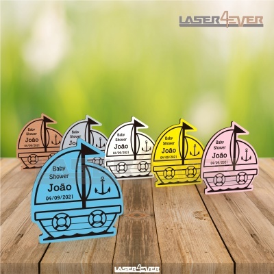 lembranças para Baby Shower em forma de barco em diversas cores com texto e desenhos náuticos