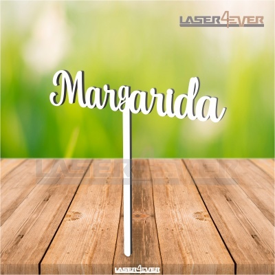 Topo de bolo madeira branca com palavra 'Margarida' em letra cursiva sobre madeira