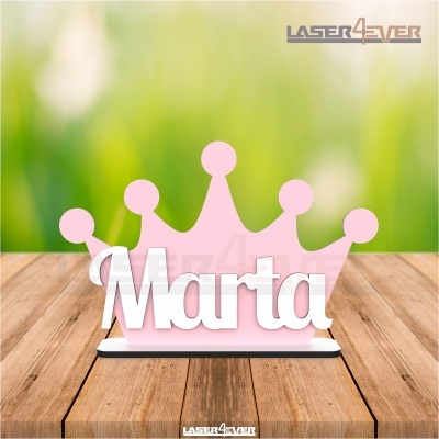 Objeto decorativo coroa rosa com nome Marta em branco sobre base branca