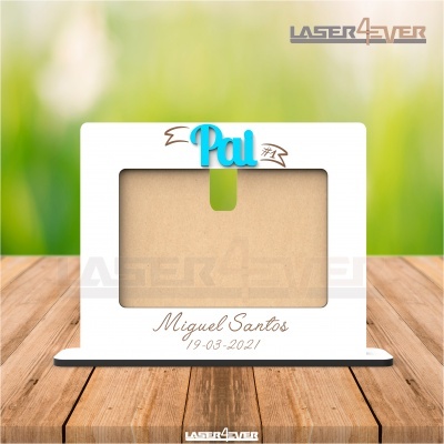 Suporte branco para fotografia com detalhes azuis e texto personalizado