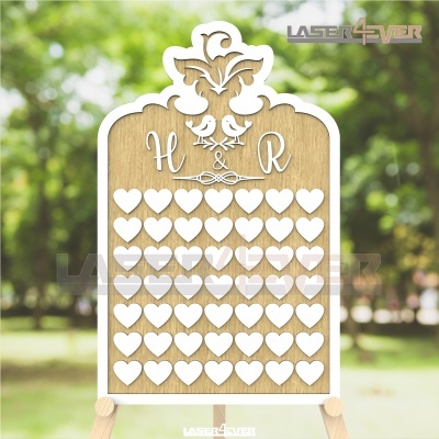 Placa decorativa em madeira clara com corações e iniciais H & R