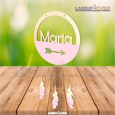 Ornamento de madeira rosa e natural com o nome Maria e três penas penduradas