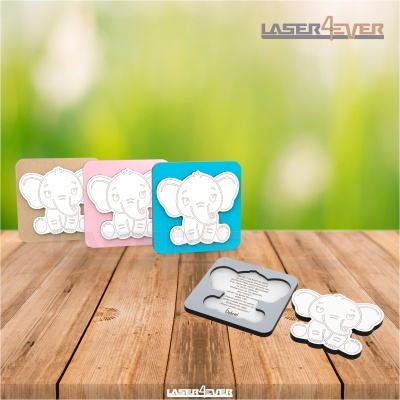 Post-its em forma de elefante em várias cores sobre mesa de madeira com fundo verde