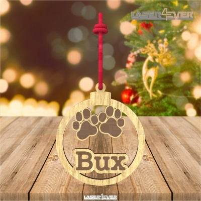 Enfeite de Natal redondo em madeira com patas e texto 'Bux' pendurado por cordão vermelho