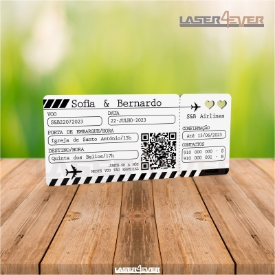 Bilhete de embarque personalizado com nomes Sofia e Bernardo, detalhes do voo e código QR