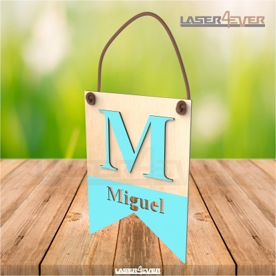 Placa decorativa pendurada com letra M e nome Miguel