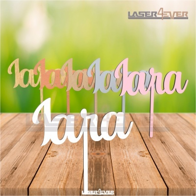 Peças decorativas para bolos com a palavra 'lara' em várias cores sobre mesa de madeira