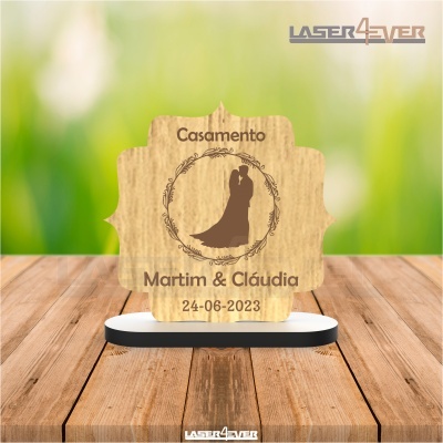 Placa decorativa de madeira para casamento com gravação a laser e base