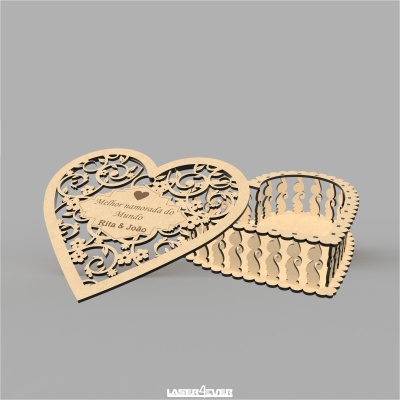 Caixa decorativa em madeira clara em forma de coração com gravação a laser.