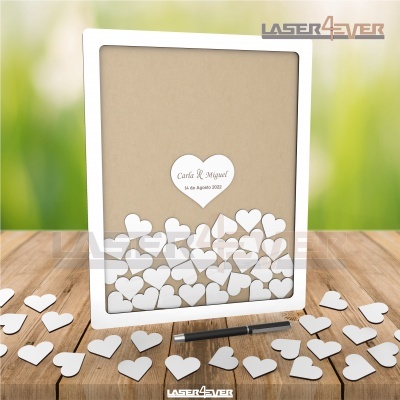 Quadro de madeira branco decorativo com corações de madeira e texto central