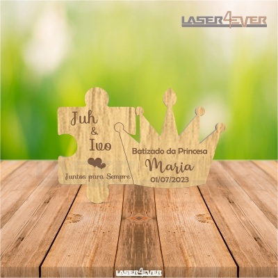 Peças em madeira gravadas a laser com texto e forma de puzzle e coroa