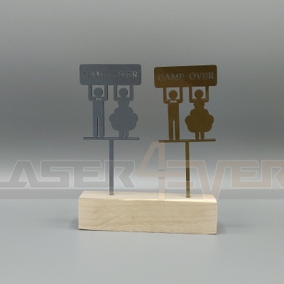 Marcadores de mesa metálicos cinzento e dourado com texto 'GAME OVER' em base de madeira