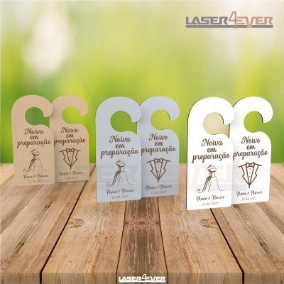Marcadores de porta em cartão para noiva em preparação em várias cores sobre madeira