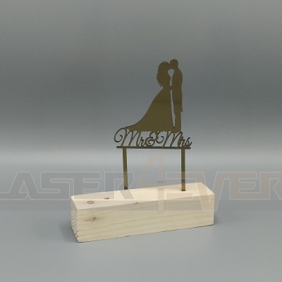 Topo de bolo em metal preto com casal e texto 'Mr & Mrs' num suporte de madeira clara
