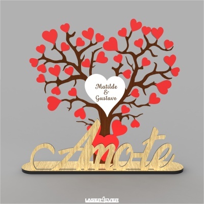 Decorativo em madeira com árvore de corações e nomes Matilde & Gustave sobre base com palavra Amote.