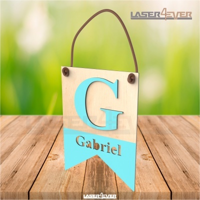 Placa decorativa em madeira com letra G e nome Gabriel em azul e castanho