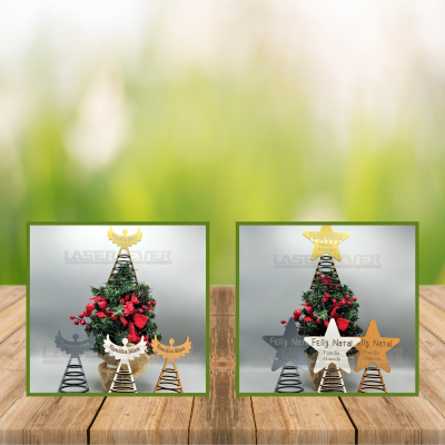 Três mini árvores de Natal decorativas em cinza, branco e dourado com ornamentos e mensagens de Natal.