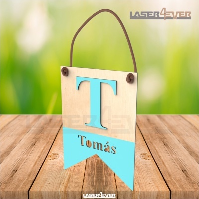 Pendurar de madeira decorativo azul e bege com texto 'Tomás'