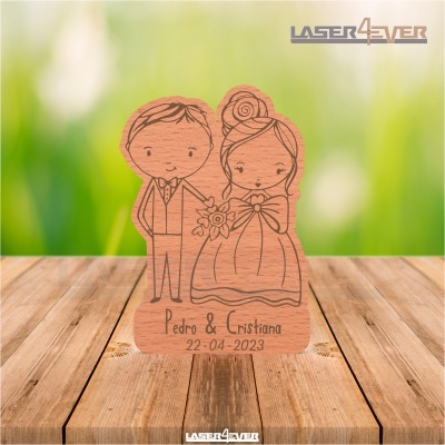 Placa de madeira com casal de noivos gravado e nomes Pedro & Cristiana, data 22-04-2023