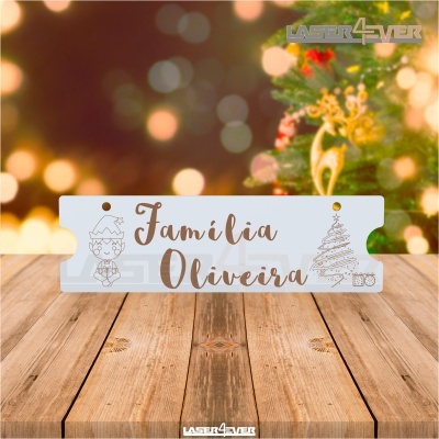 Suporte decorativo de madeira com texto Famílias Oliveira e desenhos natalícios