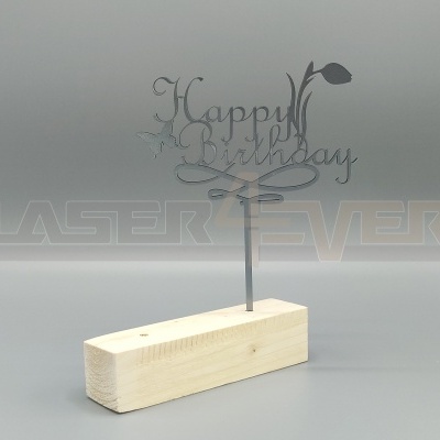 Expositor decorativo 'Happy Birthday' em placa metálica sobre base de madeira