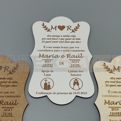 Convite de casamento em forma de coração com texto e detalhes decorativos em vários materiais