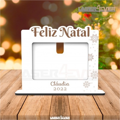Quadro branco decorativo de Natal com texto Feliz Natal, nome Cláudia, ano 2022 e flocos de neve gravados