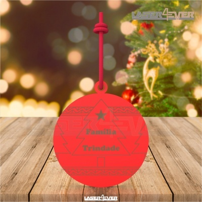 Bola de natal vermelha com decoração e texto Família Trindade sobre superfície de madeira