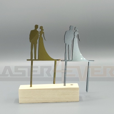 Dois marcadores de livros metálicos em forma de casal montados numa base de madeira.