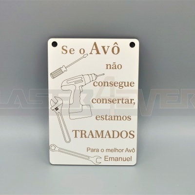 Placa decorativa branca com texto e desenhos de ferramentas em castanho