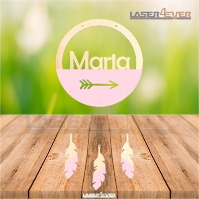Ornamento de parede redondo em madeira com nome Maria e penas em madeira rosa claro