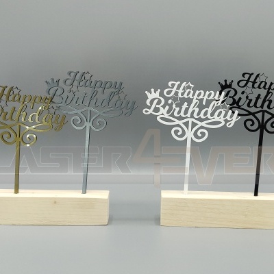 Quatro toppers de bolo Happy Birthday em dourado, cinzento, branco e preto com base de madeira
