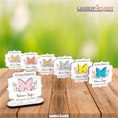 Marcadores de mesa brancos com borboletas coloridas e texto gravado para batismo