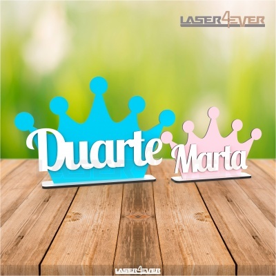 Decorações de mesa em forma de coroa azul e rosa com nomes Duarte e Marta