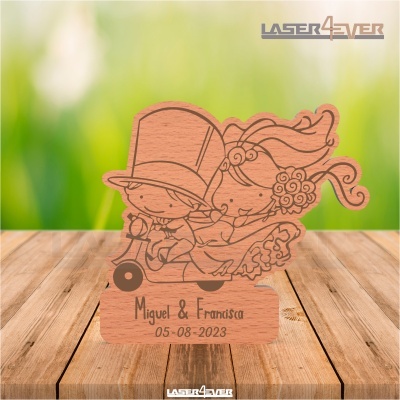 Figura decorativa em madeira com casal de noivos e texto gravado
