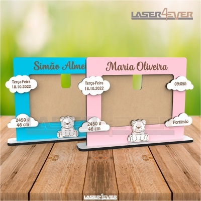 Dois suportes coloridos para fotos com nomes, data, peso e altura, decorados com ursinhos e nuvens brancas