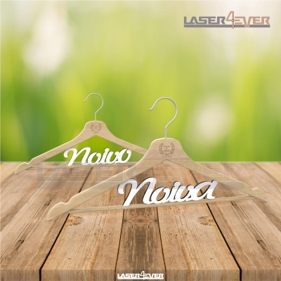 Cabides de madeira com palavras 'Noivo' e 'Noiva' em branco