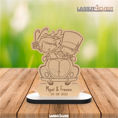 Decoração em madeira com casal num carro e texto 