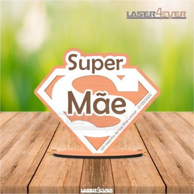 Elemento decorativo de madeira com texto Super Mãe